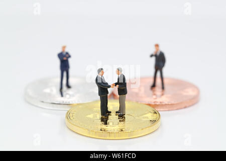 Miniatur Menschen: eine Gruppe von Geschäftsmann auf bitcoin (dieses Bild für die finanziellen und geschäftlichen Wettbewerb Konzept) Stockfoto