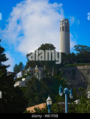 Turm auf dem Hügel in San Francisco Stockfoto
