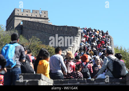 Massen von chinesischen Touristen besuchen Sie die Große Mauer bei Badaling während der einwöchigen nationalen Feiertag in Peking, China, 3. Oktober 2018. Insgesamt 502 Stockfoto