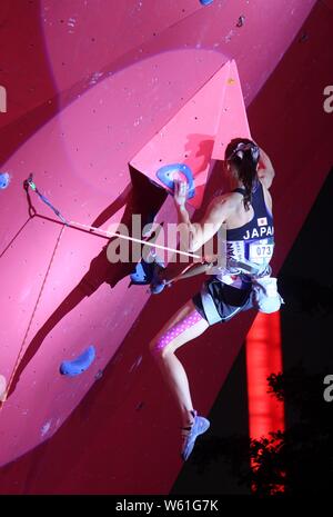 Akiyo Noguchi aus Japan konkurriert in der Frauen Bouldern klettern Gleichen während der Internationalen Föderation 2018 Sport Klettern (IFSC) WM-t Stockfoto