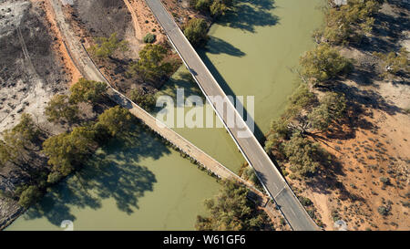 Die alte und eine moderne Straßenbrücke über den Großen Anabranch des Darling an anabranch Süden. Stockfoto