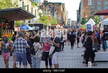 Montreal, Quebec/Kanada - 24. Juli 2019: der Blick in die festliche Straße in Montreal Gerade für Lachen 2019 Stockfoto