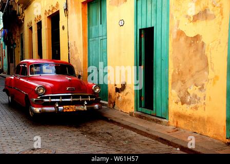 Klassisches altes rotes Auto in Havanna, Kuba Stockfoto