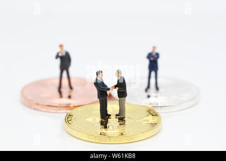 Miniatur Menschen: eine Gruppe von Geschäftsmann auf bitcoin (dieses Bild für die finanziellen und geschäftlichen Wettbewerb Konzept) Stockfoto