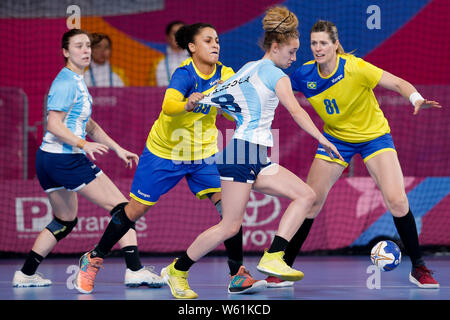 Lima, Peru. 30. Juli, 2019. Mariana Costa do Brasil hält Camila Bonazzola aus Argentinien bei einem Match zwischen Argentinien und Brasilien für die PanAmericano Lima 2019 Frauen Halle gll Gold übereinstimmen. Credit: Marcelo Machado de Melo/FotoArena/Alamy leben Nachrichten Stockfoto