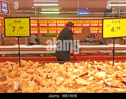 ---- Ein Kunde Geschäfte für Fleisch in einem Supermarkt in Lanzhou Stadt, im Osten der chinesischen Provinz Jiangsu, 16. Oktober 2018. Chinas Verbraucher Inflation i Stockfoto