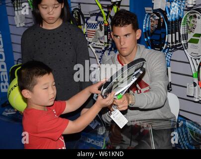 Austrian Tennis star Dominic Thiem Posen für Fotos mit den Fans an einer Werbeveranstaltung vor der Rolex Shanghai Masters Tennis Turnier 2018 in Sha Stockfoto