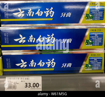 ---- Yunnan Baiyao Zahnpasta ist für den Verkauf in einem Supermarkt in Shenzhen, der südchinesischen Provinz Guangdong, 27. April 2018. Eine Firma in China Stockfoto