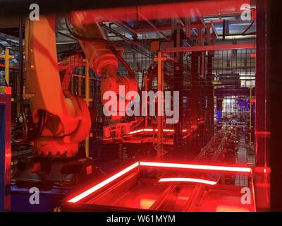 (190731) - Dayton, Juli 31, 2019 (Xinhua) - Foto am 27. Juli, 2019 zeigt die Maschine mit den Händen an die Fabrik der Glashersteller Fuyao in Dayton, Ohio, USA. Wenn Chinesische führenden Automobil Glas Hersteller Fuyao übernahm der ehemalige General facility Motoren vor fünf Jahren in Dayton, Ohio, lokale Gemeinschaft auf die möglichen Boost zugejubelt, könnte es zu Revitalisierung die Bemühungen des Rust Belt Stadt hinzufügen. Im Jahr 2014 erwarb die Fuyao ehemaligen Werk von General Motors in der Moräne, eine Stadt in Ohio Zustand, und drehte den Veranstaltungsort, die inmitten der Finanzkrise 2008 int heruntergefahren wurde Stockfoto