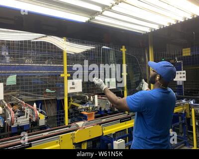 (190731) - Dayton, Juli 31, 2019 (Xinhua) - Ein Arbeiter prüft das Erscheinungsbild des Glases in der Fabrik von Glas Hersteller Fuyao in Dayton, Ohio, USA, 27. Juli 2019. Wenn Chinesische führenden Automobil Glas Hersteller Fuyao übernahm der ehemalige General facility Motoren vor fünf Jahren in Dayton, Ohio, lokale Gemeinschaft auf die möglichen Boost zugejubelt, könnte es zu Revitalisierung die Bemühungen des Rust Belt Stadt hinzufügen. Im Jahr 2014 erwarb die Fuyao ehemaligen Werk von General Motors in der Moräne, eine Stadt in Ohio Zustand, und drehte den Veranstaltungsort, die inmitten der Finanzkrise 2008 abgeschaltet wurde ich Stockfoto