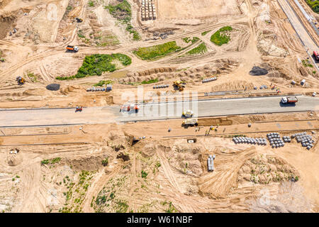 Industrielle roadrollers und Muldenkipper Erdarbeiten auf Baustelle. top View Stockfoto