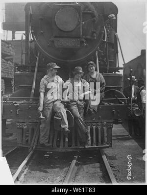 Busch [Bush] Terminal. Frauen Arbeiter auf der Vorderseite des Motors im Bahn hof sitzen. Krieg Branchen Bild. Stockfoto