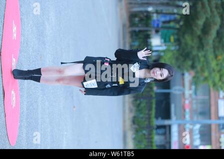 Koreanische Sängerin Kim So-ya, momonymously bekannt als Soja, besucht die filmtermin Für eine Episode der Musik Programm 'Musik Bank Program" in Seo Stockfoto