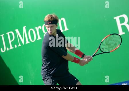 Die russischen Tennisspieler Andrej Rublev nimmt Teil an einem Training in Vorbereitung auf die Rolex Shanghai Masters Tennis Turnier 2018 in Shanghai. Stockfoto