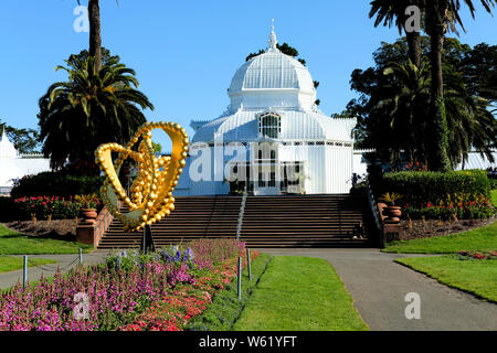 Am frühen Morgen Blick auf den Wintergarten von Blumen außen, im Golden Gate Park in San Francisco, Kalifornien, USA. Stockfoto