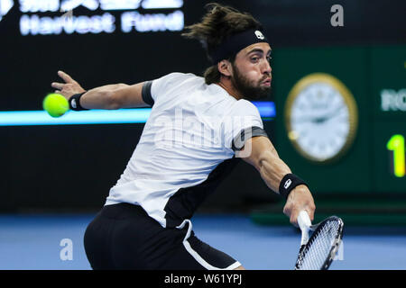 Nikoloz Basilashvili von Georgien gibt einen Schuß zu Juan Martin Del Potro aus Argentinien im Finale der männlichen Singles während der China 2018 O Stockfoto