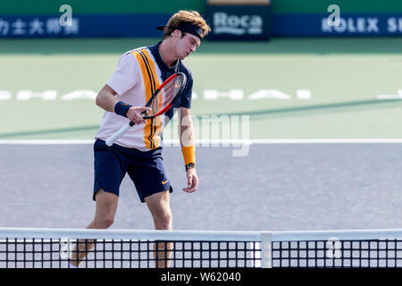 Andrej Rublev von Russland reagiert, während gegen Roberto Bautista Agut Spanien konkurrieren in der ersten Runde der Männer singles während der Rolex Stockfoto