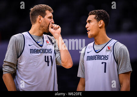 Dirk Nowitzki, Links, und Dwight Powell von Dallas Mavericks an einem Training in der Vorbereitung für die Shenzhen Spiel der NBA China Spiel Stockfoto