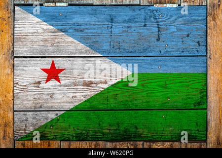 Nationalflagge von Dschibuti auf einer hölzernen Wand Hintergrund. Das Konzept der nationalen Stolz und Symbol des Landes. Flagge auf einem hölzernen Zaun mit Meta lackiert Stockfoto