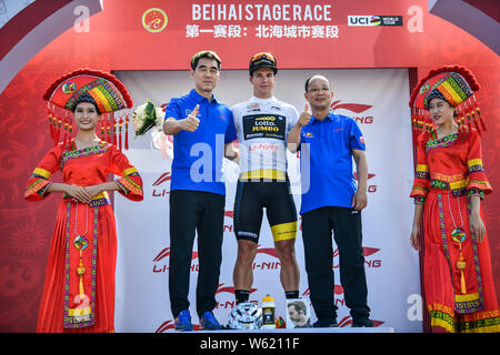 Holländische Straße Radrennfahrer Dylan Gr-enewegen, die Fahrten für die Niederländische UCI WorldTeam LottoNL ¨ CJumbo feiert nach dem Gewinn der Beihai Etappenrennen während Stockfoto