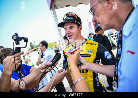 Holländische Straße Radrennfahrer Dylan Gr-enewegen, die Fahrten für die Niederländische UCI WorldTeam CJumbo LottoNL ¨ ist, befragt nach dem Gewinn der Beihai Stadium Rennen du Stockfoto