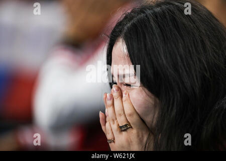 Ein weiblicher Fan weint Nach Roger Federer von der Schweiz wurde von Borna Coric von Kroatien in singles semi von ihren Männern geschlagen - Finale während der Rolex Stockfoto