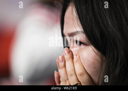 Ein weiblicher Fan weint Nach Roger Federer von der Schweiz wurde von Borna Coric von Kroatien in singles semi von ihren Männern geschlagen - Finale während der Rolex Stockfoto