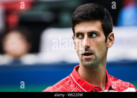 Novak Djokovic aus Serbien reagiert, als er konkurriert gegen Kevin Anderson aus Südafrika in ihrer Viertelfinale der Männer singles In der Rol Stockfoto
