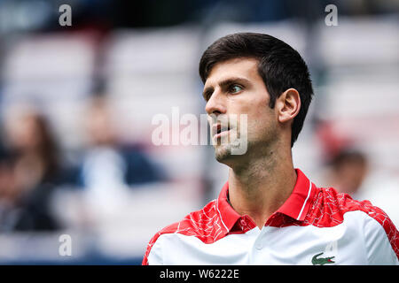 Novak Djokovic aus Serbien reagiert, als er konkurriert gegen Kevin Anderson aus Südafrika in ihrer Viertelfinale der Männer singles In der Rol Stockfoto