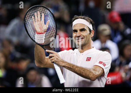 Roger Federer von der Schweiz feiert nach dem Sieg über Daniil Medwedew Russlands in der zweiten Runde der Männer singles während der Rolex Sh Stockfoto