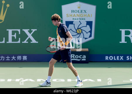 Andrej Rublev von Russland reagiert, während gegen Roberto Bautista Agut Spanien konkurrieren in der ersten Runde der Männer singles während der Rolex Stockfoto