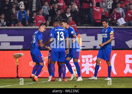 Spieler von Shanghai Shenhua Grönland feiern, nachdem er ein Ziel gegen Chongqing SWM in der 25. Runde Spiel während der chinesischen Fußball 2018 Stockfoto
