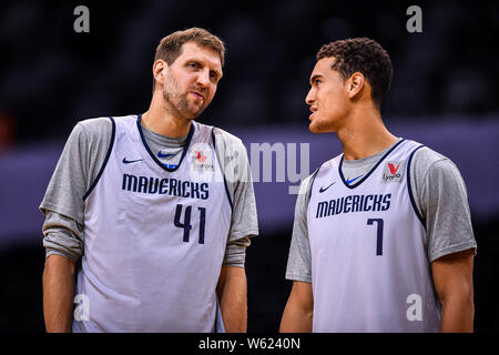 Dirk Nowitzki, Links, und Dwight Powell von Dallas Mavericks an einem Training in der Vorbereitung für die Shenzhen Spiel der NBA China Spiel Stockfoto