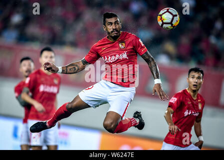 Brasilianische Fußballspieler Paulinho, oben, von Guangzhou Evergrande Taobao passt den Ball gegen Peking Renhe in der 26. Runde während der 201 Stockfoto