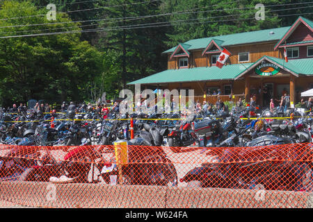 Eine Große Versammlung des Motorrad Club Mitglieder bei Sasquatch Inn, Fraser Valley, B.C., Kanada. Juli 28,2019 Stockfoto