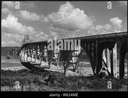 Coos Bay Bridge im Jahr 1938. 1947 wurde die Brücke der Conde McCullough Memorial Bridge umbenannt. Stockfoto