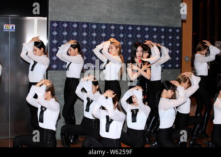 Koreanische Sängerin Kim So-ya, Center, momonymously wie Soja bekannt, kommt für eine Episode der K-Pop chart TV-Show! Countdown" in Seoul, Süd Ko Stockfoto
