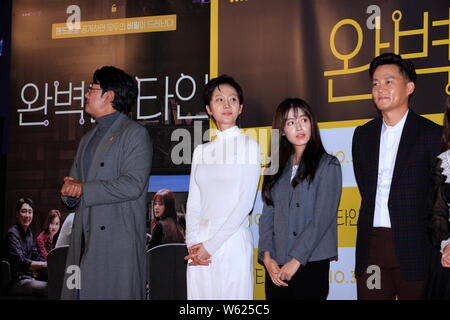 (Von links) Koreanische Schauspieler Cho Jin-woong, Schauspielerinnen Yum Jung-ah, Ji Woo, und Schauspieler Lee Seo-jin Besuchen die Premiere für neuen Film 'Intime S Stockfoto