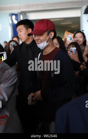 Japanische Sänger und Schauspieler Ryota Katayose von Boy Group Generationen aus dem Exil Stamm kommt an der Beijing Capital International Airport vor departu Stockfoto