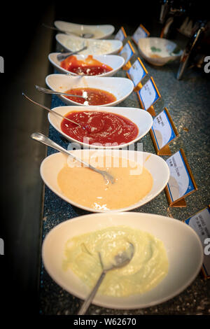 Verschiedene Soßen und Dips Auswahl auf Asiatisch Japanisch Buffet. Dekoration Buffet. Stockfoto