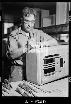 Camden, New Jersey -. RCA Victor. Kabinett Reparatur Mann Vorbereitung ein Stück Furnier zu schneiden - ein Abschnitt von Furnier während der Montage des Gehäuses beschädigt wurde, zu ersetzen. Das ist alles Handarbeit und der Arbeitnehmer muss eine qualifizierte, Erfahrungen cabinet-Maker. Stockfoto