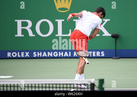 Novak Djokovic aus Serbien nicht seinen Tennisschläger zu halten, als er gegen Marco Cecchinato von Italien in die dritte runde Spiel der Herren konkurriert Singen Stockfoto