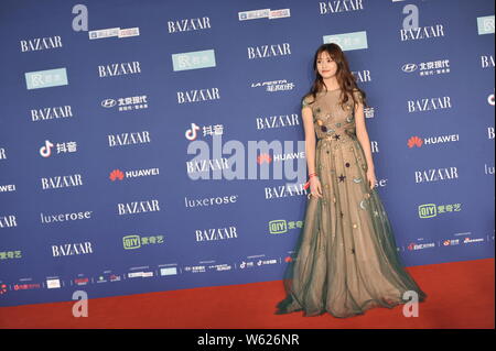 Chinesische Schauspielerin Jelly Lin Yun kommt auf den roten Teppich für den Basar 2018 Star Charity Night Gala in Peking, China, 12. Oktober 2018. Stockfoto