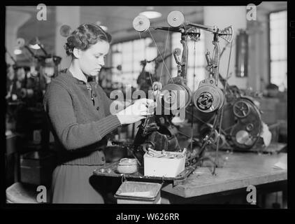 Camden, New Jersey - Radio. RCA Victor. Spule Wickler - Wenn ein Mädchen hat gute Finger für diese Arbeit, Sie kann Experte auf diesem Job werden in drei Wochen. Wenn Sie nicht natürlich geschickt wird, lernt sie nie. Stockfoto