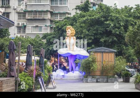 Fußgänger vorbei eine riesige Statue des späten amerikanischen Schauspielerin Marilyn Monroe vor einem Einkaufszentrum in Chengdu City, im Südwesten Chinas Sichuan p Stockfoto