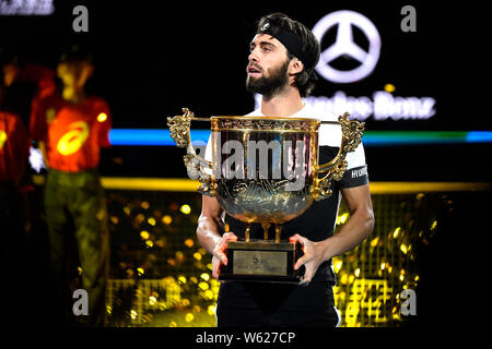 Nikoloz Basilashvili von Georgien stellt seine Trophäe nach dem Sieg über Juan Martin Del Potro aus Argentinien im Finale der männlichen Singles dur Stockfoto