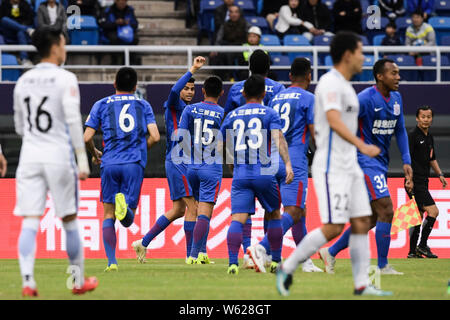 Spieler von Shanghai Shenhua Grönland feiern, nachdem sie gegen Tianjin TEDA in Ihrem 27. Runde während der 2018 chinesischen Fußball Associat Stockfoto