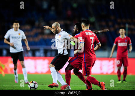 Argentinische Fußballspieler Javier Mascherano, Links, Hebei China Fortune passt den Ball gegen Spieler von Chongqing SWM in der 26. Runde d Stockfoto