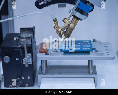 Automatisierte Roboter Löten elektronischer PCB Platine Stockfoto