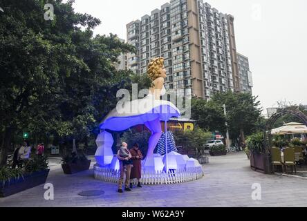 Fußgänger vorbei eine riesige Statue des späten amerikanischen Schauspielerin Marilyn Monroe vor einem Einkaufszentrum in Chengdu City, im Südwesten Chinas Sichuan p Stockfoto